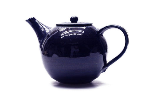 Teekanne mit blauer Glasur