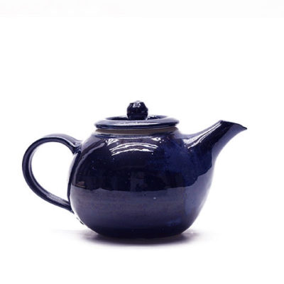 Teekanne mit blauer Glasur